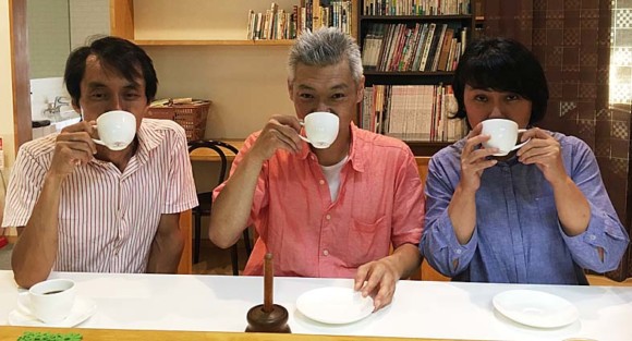 美味しいブレンドコーヒーを飲む